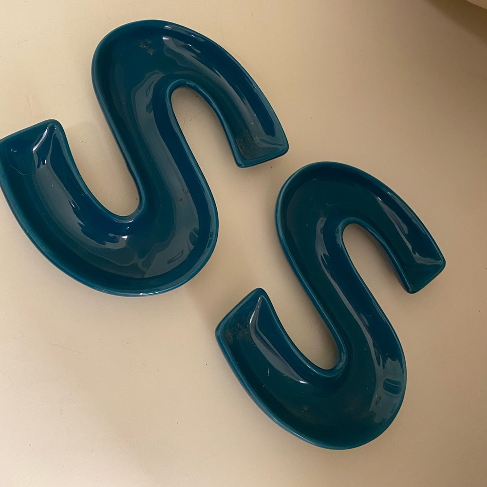Set of two “S” dishes